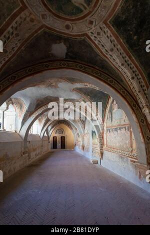 Subiaco, Italie - 23 février 2020: Monastère de Santa Scolastica, galerie à l'intérieur du cloître gothique, avec des fresques sur les murs et sur les arches. Banque D'Images