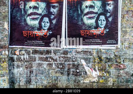 Des affiches de films indiens Bengali Tollywood sur un vieux mur de briques de la rue de la ville. Tollygunge Kolkata Bengale Ouest Inde Asie du Sud Pacifique Mars 2020 Banque D'Images