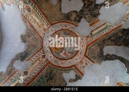 Subiaco, Italie - 23 février 2020: Monastère de Santa Scolastica, galerie à l'intérieur du cloître gothique, avec des fresques sur les murs et sur les arches. Banque D'Images