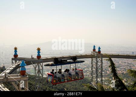 « le chemin de fer aérien » il s’agit de la première grande attraction du parc, ouverte à l’origine en 1915. Parc d'attractions Tibidabo à Barcelone, Catalogne. Espagne. Banque D'Images