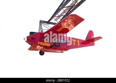 El Avió. Carrousel d'avions. Une réplique du premier avion à voler de Barcelone à Madrid en 1927, au parc d'attractions Tibidabo, Barcelone, Catalo Banque D'Images