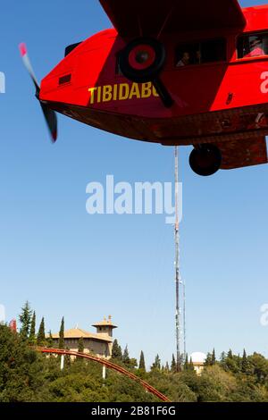 El Avió. Carrousel d'avions. Une réplique du premier avion à voler de Barcelone à Madrid en 1927, au parc d'attractions Tibidabo, Barcelone, Catalo Banque D'Images