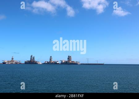 cargo allant à un port dans une mer calme avec ciel clair en été Banque D'Images