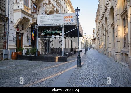 Bucarest, Roumanie - 19 mars 2020 : le restaurant CARU cu Bere a fermé ses portes pendant l'éclosion de Coronavirus (COVID-19). Banque D'Images