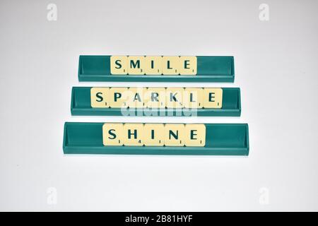 Les tuiles de Scrabble sortent Smile Sparkle Shine Motivational citation blocs de Scrabble lettres gris arrière-plan vie citation induire Alphabet. Banque D'Images