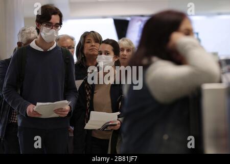 Dulles, États-Unis. 19 mars 2020. Les agents du Bureau des douanes et de la protection des frontières des États-Unis des opérations sur le terrain ont fait l'écran des passagers internationaux arrivant à l'aéroport international de Dulles à Dulles, Virginie, le 13 mars 2020. En réponse à la pandémie de coronavirus (COVID-19), les agents du CBP ont commencé à porter des équipements de protection individuelle (EPI) lorsqu'ils interagissent avec les passagers en provenance de pays étrangers. De nombreux passagers ont également donné des EPI pour se protéger et protéger les autres lors de leurs déplacements. Photo de Glenn Fawcett/U.S. Douanes et protection des frontières/crédit UPI : Nouvelles en direct UPI/Alay Banque D'Images