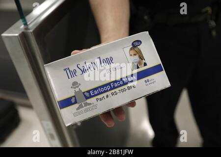 Dulles, États-Unis. 19 mars 2020. Les agents du Bureau des douanes et de la protection des frontières des États-Unis des opérations sur le terrain ont fait l'écran des passagers internationaux arrivant à l'aéroport international de Dulles à Dulles, Virginie, le 13 mars 2020. En réponse à la pandémie de coronavirus (COVID-19), les agents du CBP ont commencé à porter des équipements de protection individuelle (EPI) lorsqu'ils interagissent avec les passagers en provenance de pays étrangers. De nombreux passagers ont également donné des EPI pour se protéger et protéger les autres lors de leurs déplacements. Photo de Glenn Fawcett/U.S. Douanes et protection des frontières/crédit UPI : Nouvelles en direct UPI/Alay Banque D'Images