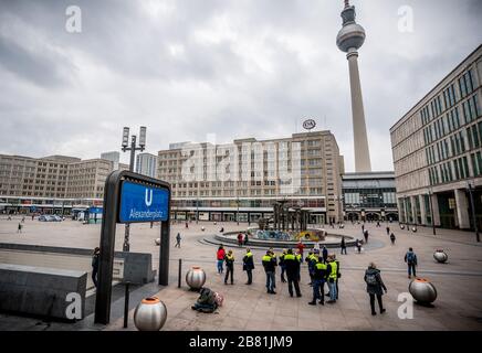 Berlin, Allemagne. 19 mars 2020. Les gardes de sécurité du Berliner Verkehrsbetriebe (BVG) se trouvent à l'entrée de la station de métro Alexanderplatz. En raison de la crise de la couronne, l'Alexanderplatz centrale, à l'est de la capitale, est en grande partie désertée. Crédit: Michael Kappeler/dpa/Alay Live News Banque D'Images