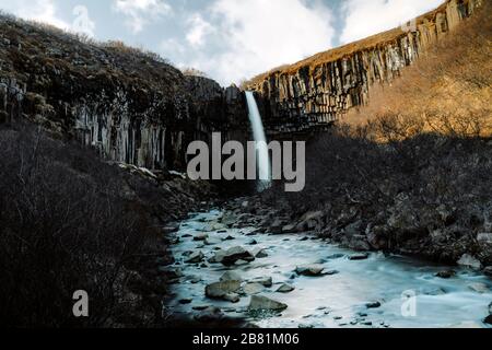 Skaftafell célèbre cascade d'Islande au printemps Banque D'Images