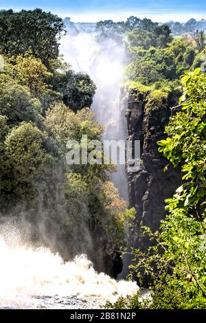 Le Cataract du diable, la partie la plus basse des majestueuses chutes Victoria, en plein ébourat en avril à la fin de la saison des pluies Banque D'Images