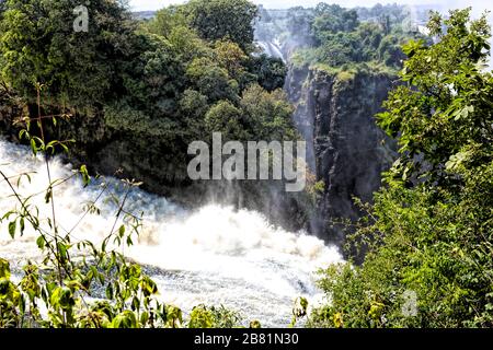 Le Cataract du diable, la partie la plus basse des majestueuses chutes Victoria, en plein ébourat en avril à la fin de la saison des pluies Banque D'Images