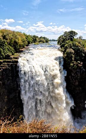 Le Cataract du diable, la partie la plus basse des majestueuses chutes Victoria, en plein ébourat en avril à la fin de la saison des pluies Banque D'Images