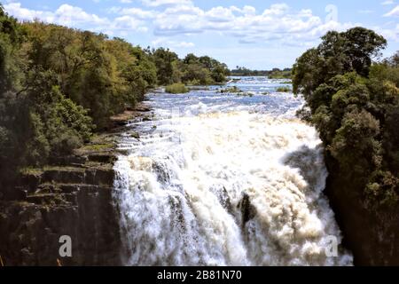 Le Cataract du diable, la partie la plus basse des majestueuses chutes Victoria, en plein ébourat en avril à la fin de la saison des pluies Banque D'Images