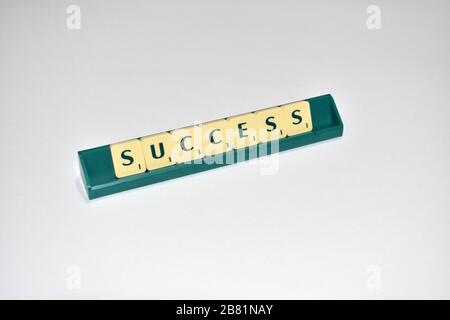 Scrabble tuiles sort succès Motivational citation Scrabble blocs lettres gris arrière-plan vie citation induire Alphabet. Banque D'Images