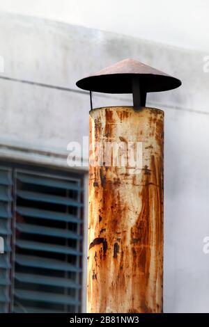 Acier de fumée sur toit industriel ou maison, pollution fumez la petite cheminée de fumée avec pollution de fumée Banque D'Images