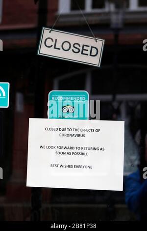 Gloucester, Royaume-Uni. 19 mars 2020. Royaume-Uni Coronavirus, Covid-19, un panneau fermé sur la porte d'entrée d'un café près de la cathédrale de Gloucester, Gloucester, Angleterre, en raison de la distanciation sociale et de l'auto-isolation demandée par le gouvernement britannique pendant la pandémie de coronavirus. Crédit: Andrew Higgins/Thousand Word Media Ltd/Alay Live News Banque D'Images