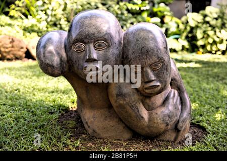 Une des nombreuses collections, cette sculpture de Shona pleure de l'herbe dans les beaux jardins du Bronte Garden Hotel Banque D'Images