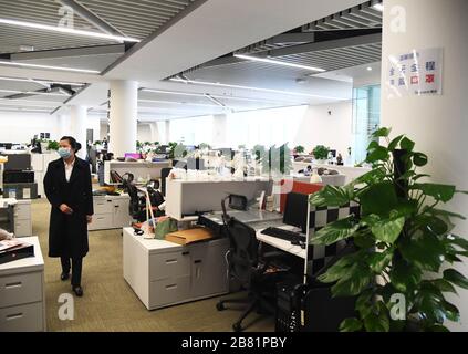 (200319) -- BEIJING, 19 mars 2020 (Xinhua) -- les gens travaillent au siège de Tencent Beijing à la phase 2 de ZPark dans le district de Haidian à Beijing, capitale de la Chine, 19 mars 2020. Certaines entreprises ont repris leurs travaux de manière ordonnée à la phase 2 de ZPark, située dans le parc scientifique de Zhongguancun dans le district de Haidian, avec des mesures pour prévenir les infections de COVID-19. (Xinhua/Ren Chao) Banque D'Images