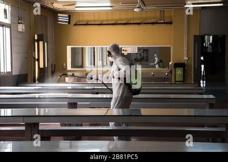 Centre de collecte des déchets du RAMCO, Beyrouth, Liban, 17 mars 2020. Un employé vaporise toutes les surfaces avec du désinfectant dans un effort pour réduire la propagation de la VID19 parmi les travailleurs de la collecte des déchets potentiellement exposés au virus tout en manipulant les déchets ménagers dans toute la capitale. Elizabeth FITT Banque D'Images