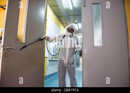 Centre de collecte des déchets du RAMCO, Beyrouth, Liban, 17 mars 2020. Un employé vaporise toutes les surfaces avec du désinfectant dans un effort pour réduire la propagation de la VID19 parmi les travailleurs de la collecte des déchets potentiellement exposés au virus tout en manipulant les déchets ménagers dans toute la capitale. Elizabeth FITT Banque D'Images