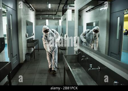 Centre de collecte des déchets du RAMCO, Beyrouth, Liban, 17 mars 2020. Un employé vaporise toutes les surfaces avec du désinfectant dans un effort pour réduire la propagation de la VID19 parmi les travailleurs de la collecte des déchets potentiellement exposés au virus tout en manipulant les déchets ménagers dans toute la capitale. Elizabeth FITT Banque D'Images