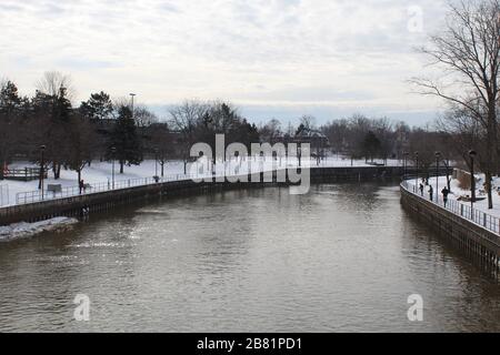 Flint River à Flint, Michigan en hiver Banque D'Images