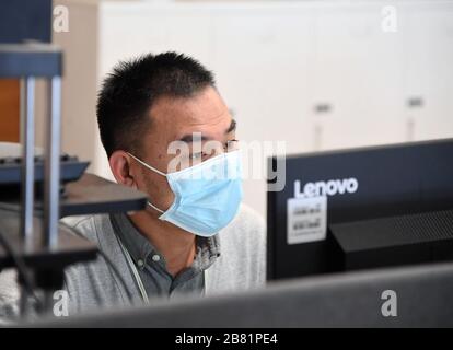 (200319) -- BEIJING, 19 mars 2020 (Xinhua) -- un homme travaille au siège de Tencent Beijing à la phase 2 du ZPark dans le district de Haidian à Beijing, capitale de la Chine, 19 mars 2020. Certaines entreprises ont repris leurs travaux de manière ordonnée à la phase 2 de ZPark, située dans le parc scientifique de Zhongguancun dans le district de Haidian, avec des mesures pour prévenir les infections de COVID-19. (Xinhua/Ren Chao) Banque D'Images