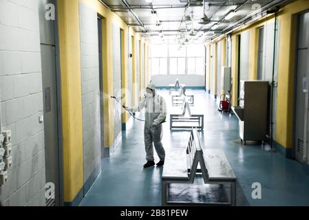 Centre de collecte des déchets du RAMCO, Beyrouth, Liban, 17 mars 2020. Un employé vaporise toutes les surfaces avec du désinfectant dans un effort pour réduire la propagation de la VID19 parmi les travailleurs de la collecte des déchets potentiellement exposés au virus tout en manipulant les déchets ménagers dans toute la capitale. Elizabeth FITT Banque D'Images