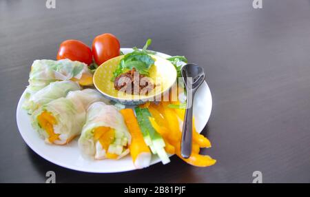 Rouleaux de printemps frais avec sauce au curry thaïlandais et crevettes Banque D'Images
