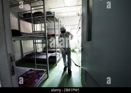 Centre de collecte des déchets du RAMCO, Beyrouth, Liban, 17 mars 2020. Un employé pulvérise toutes les surfaces d'une salle dormitaire avec du désinfectant dans un effort pour réduire la propagation de la VID19 parmi les travailleurs de la collecte des déchets potentiellement exposés au virus tout en manipulant les déchets ménagers dans la capitale. Elizabeth FITT Banque D'Images