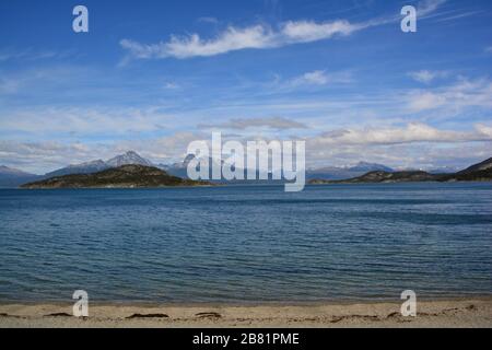 Tierra del Fuego, Argentine: Vue panoramique de l'Argentine sur le Lago Roca vers les Andes sur le côté chilien avec des sommets enneigés de montagne Banque D'Images