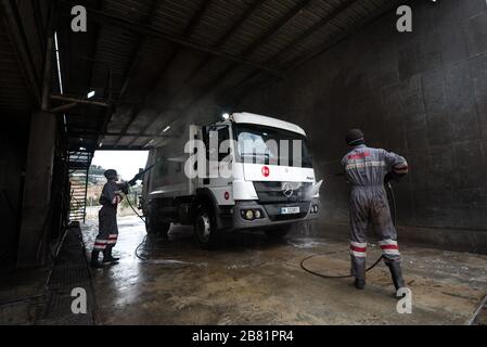 Centre de collecte des déchets du RAMCO, Beyrouth, Liban, 17 mars 2020. Les employés ont soigneusement été des camions d'élimination des déchets contenant du désinfectant dans le but de réduire la propagation de la VID19 parmi les travailleurs de la collecte des déchets potentiellement exposés au virus tout en manipulant les déchets ménagers dans toute la capitale. Elizabeth FITT Banque D'Images