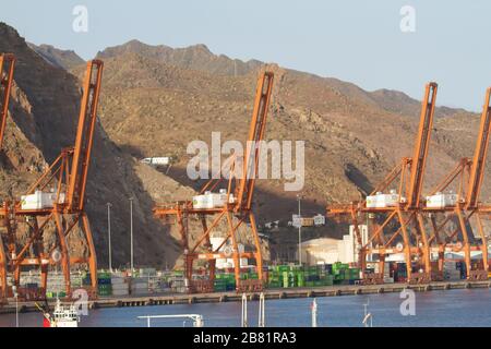 Grues et conteneurs d'expédition sur le quai de Santa Cruz, Tenerife avec montagnes en arrière-plan Banque D'Images