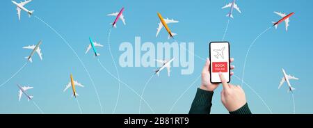 Concepts de voyage et de voyage avec une main féminine utilisant un smartphone pour réserver un billet en ligne sur avion de groupe vol.technologie et transpir d'affaires Banque D'Images