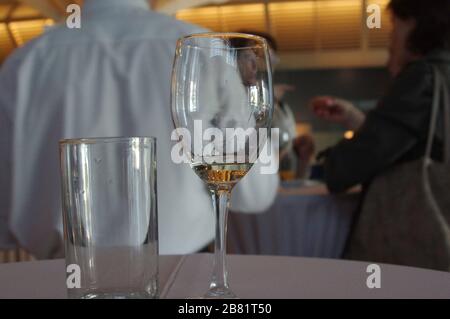 Rangée de verres de vin. Un restaurant. Buffet. Banque D'Images