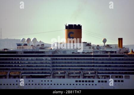 Soupçonné de transporter des passagers infectés par le coronavirus COVIF-19, la croisière italienne « Costa Luminosa » arrive dans le port méditerranéen français de Marseille, avec plus de 1400 personnes à bord. Banque D'Images