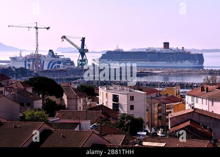 Soupçonné de transporter des passagers infectés par le coronavirus COVIF-19, la croisière italienne « Costa Luminosa » arrive dans le port méditerranéen français de Marseille, avec plus de 1400 personnes à bord. Banque D'Images