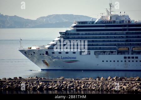 Soupçonné de transporter des passagers infectés par le coronavirus COVIF-19, la croisière italienne « Costa Luminosa » arrive dans le port méditerranéen français de Marseille, avec plus de 1400 personnes à bord. Banque D'Images