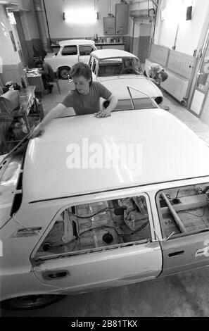 30 novembre 1988, Saxe, Torgau: Dans un atelier de peinture de voiture à Torgau, les voitures Skoda (au premier plan) et Trabant sont préparées pour repeindre en 1989. Date exacte de prise de vue inconnue. Photo : Volksmar Heinz/dpa-Zentralbild/ZB Banque D'Images