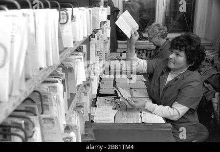 30 novembre 1988, Saxe, Torgau: Les lettres et les cartes sont triées par femme dans un bureau de poste de Torgau de la poste allemande de la RDA en 1989. Date exacte de l'enregistrement inconnue. Photo : Volksmar Heinz/dpa-Zentralbild/ZB Banque D'Images