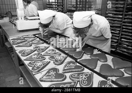 30 novembre 1988, Saxe, Torgau: En 1989, les coeurs d'amour sont décorés avec du sucre givrage dans une boulangerie de vente en gros de Torgau. Date exacte de l'enregistrement inconnue. Photo : Volksmar Heinz/dpa-Zentralbild/ZB Banque D'Images