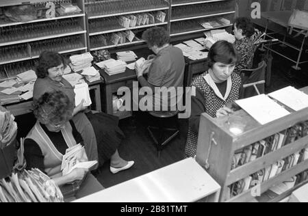 30 novembre 1988, Saxe, Torgau: Les lettres et les cartes sont triées par femme dans un bureau de poste de Torgau de la poste allemande de la RDA en 1989. Date exacte de l'enregistrement inconnue. Photo : Volksmar Heinz/dpa-Zentralbild/ZB Banque D'Images