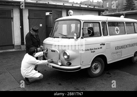 30 novembre 1988, Saxe, Torgau: Une ambulance Barkas B 1000 de la Croix-Rouge allemande du GDR Torgau est préparée pour l'hiver avec une protection plus froide à la fin des années 1980. Date exacte d'admission inconnue. Photo : Volksmar Heinz/dpa-Zentralbild/ZB Banque D'Images
