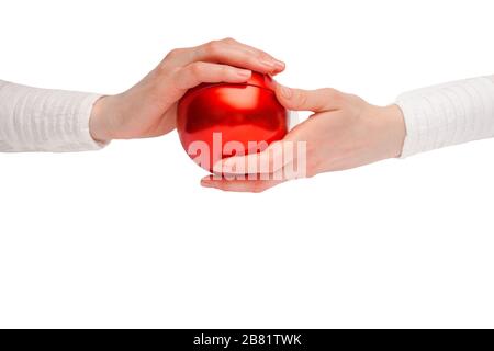 Gros plan sur les mains d'une femme tenant une boule rouge de verre comme symbole de la protection du monde Banque D'Images