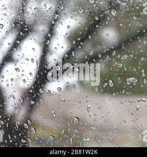 Nature frais fond humide avec des gouttes d'eau transparence sur verre miroir de glace verre verre Banque D'Images