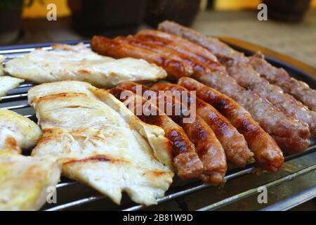 Assortiment de viandes grillées sur un barbecue. Banque D'Images