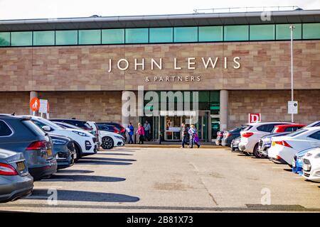 Les voitures stationnées dans le parking du grand magasin John Lewis à Cheadle dans le Grand Manchester avec les gens et les clients qui vont à l'intérieur et à l'extérieur du magasin Banque D'Images