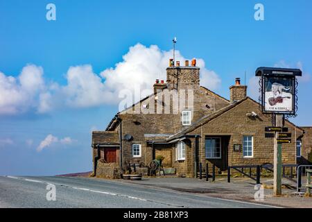 Le pub Cat et Fiddle inn Cheshire est la deuxième auberge ou maison publique la plus élevée d'Angleterre, en raison de la réouverture en 2020 comme la plus haute distillerie en Grande-Bretagne Banque D'Images