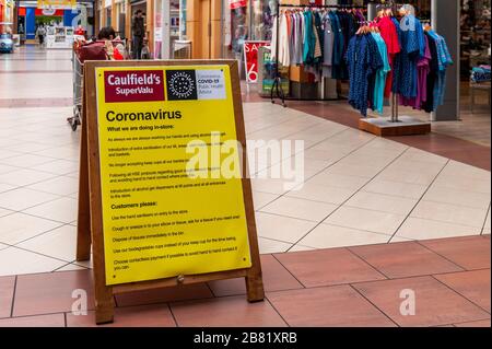 Bandon, West Cork, Irlande. 19 mars 2020. Un panneau d'information sur le centre commercial Riverside concernant COVID-19, conformément aux directives du gouvernement. De nombreux magasins de Bandon ont été fermés aujourd'hui, mais beaucoup de clients faisaient le plein de marchandises. Crédit: AG News/Alay Live News Banque D'Images