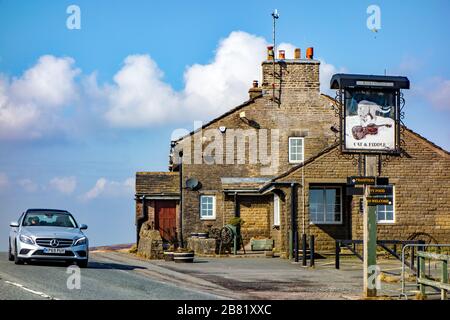 Le pub Cat et Fiddle inn Cheshire est la deuxième auberge ou maison publique la plus élevée d'Angleterre, en raison de la réouverture en 2020 comme la plus haute distillerie en Grande-Bretagne Banque D'Images